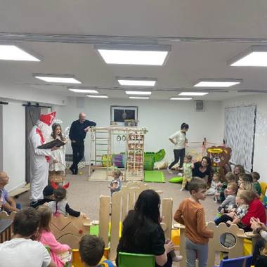Děti u stolečků při akci
