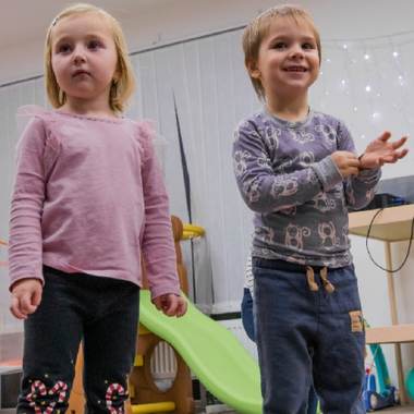 Dvojice dětí u skluzavky