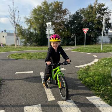 Chlapec na kole u přechodu pro chodce